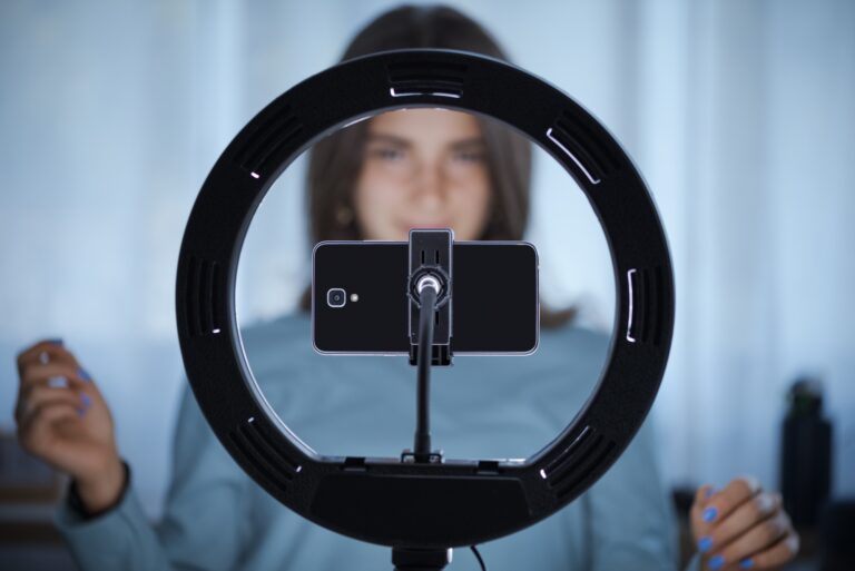 5 Tips para videos en RRSS. Young woman live streaming a video