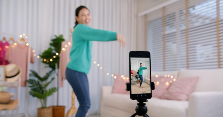 5 Tips para videos en RRSS. Asia vlogger woman influencer smile enjoy hobby happy fun live online screen