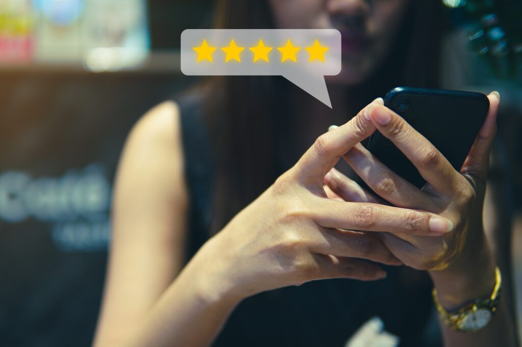 Google My Business, esa red desconocida.​Customer review good rating concept, people use smartphone with five star icon, positive costume
